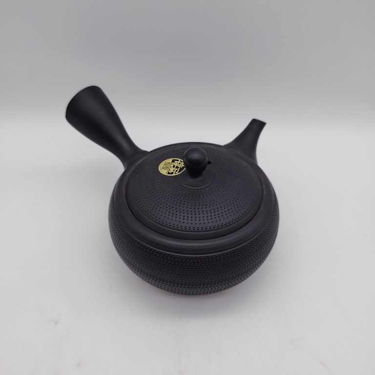 Teiera giapponese "kyusu" in ceramica bera decorata con la tecnica tobikanna
