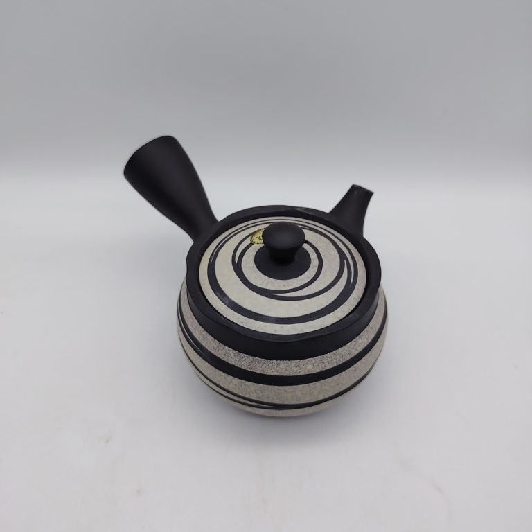 Teiera giapponese "kyusu" in ceramica nera con decorazione a spirale grigia.