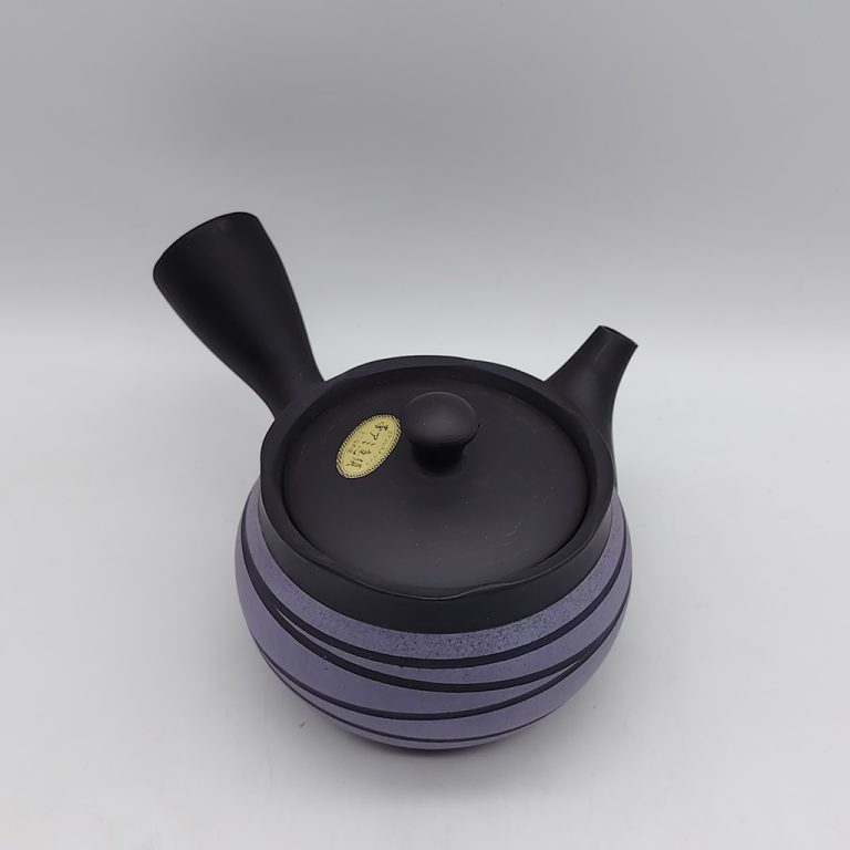 Teiera giapponese "kyusu" in ceramica di Tokoname nera con decorazione viola a spirali.