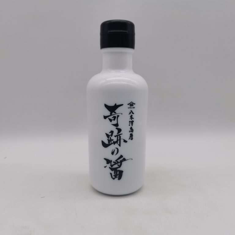 Bottiglia in vetro scuro di salsa di soia Kiseki di Yagisawa Shoten, con etichetta bianca e nera che riporta il nome in caratteri giapponesi calligrafati, su sfondo neutro che ne esalta l’eleganza artigianale