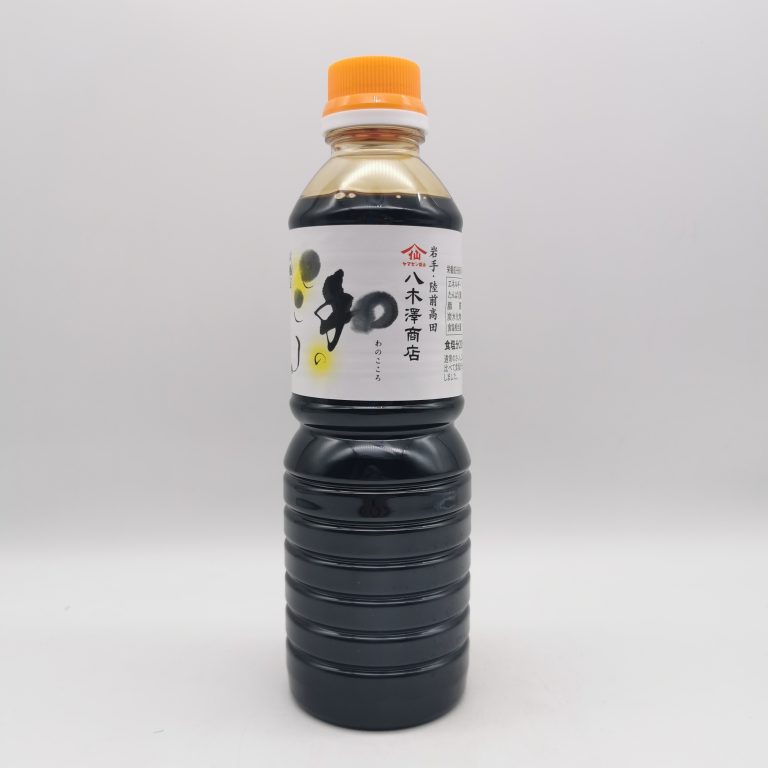 Bottiglia di salsa di soia Wa no Kokoro Yagisawa Shoten da 300ml con etichetta bianca e disegno tradizionale giapponese, su sfondo neutro che evidenzia l’eleganza del design
