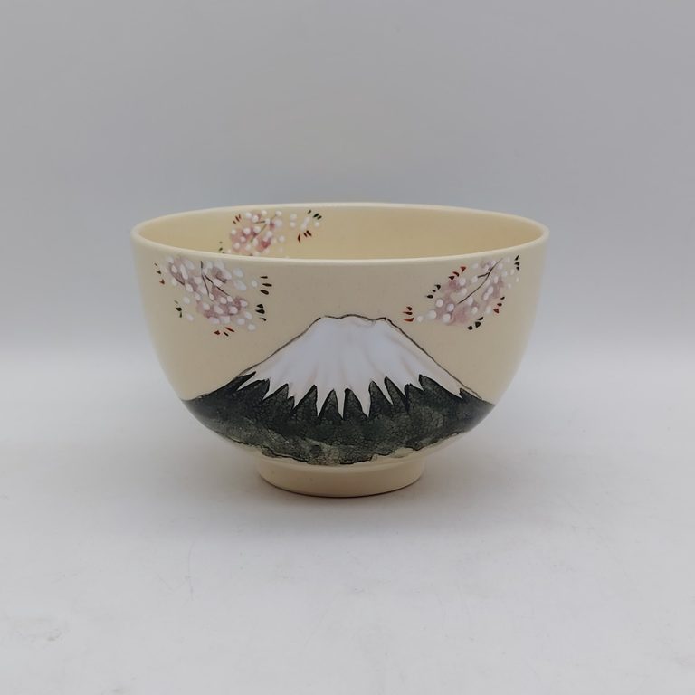 Tazza da atcha "chawan" in ceramica di Kyoto decorata con Monte Fuji e fiori di ciliegio.