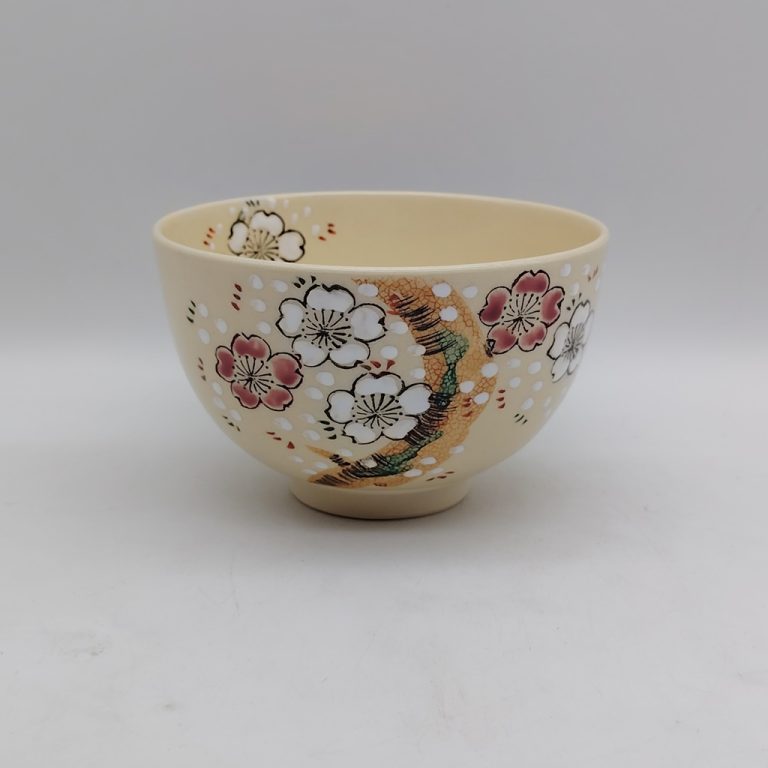 Tazza da matcha "chawan" in ceramica di Kyoto decorata con fiori di ciliegio sakura