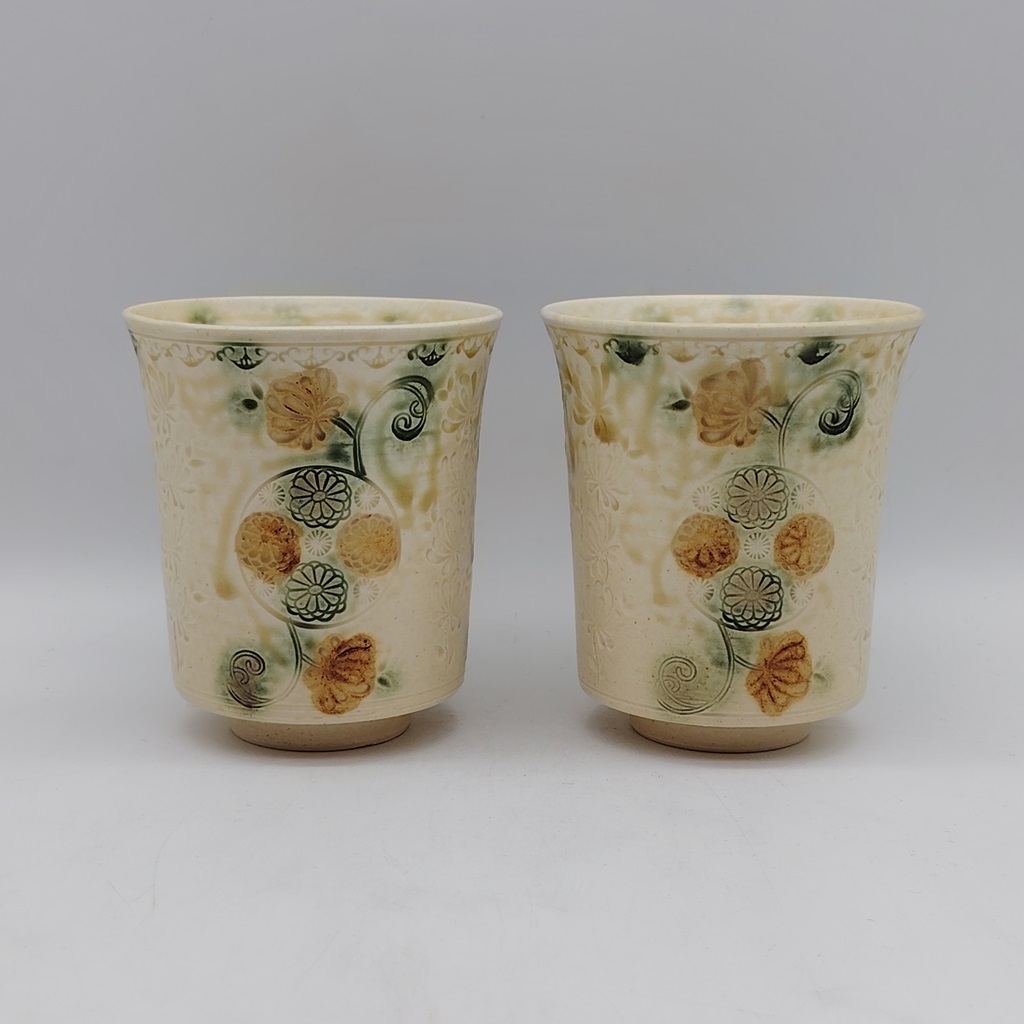 Coppia di tazze in ceramica Kyoyaki - Yuusai Hana Mishima "Kiku"