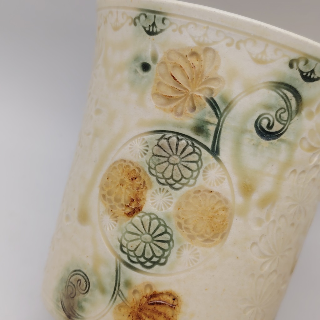 Coppia di tazze in ceramica Kyoyaki - Yuusai Hana Mishima "Kiku"