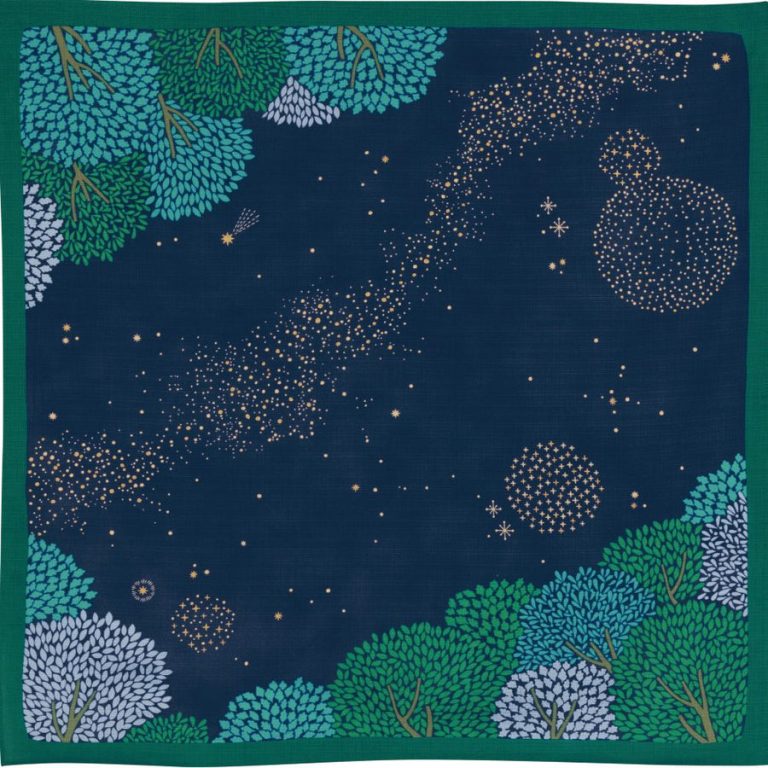 Furoshiki Hime Musubi Notte di Sakura in cotone organico, decorato con alberi di ciliegio in fiore (sakura) e un cielo stellato blu. Il tessuto, disteso su uno sfondo neutro, mostra la texture naturale del cotone organico, tipica del processo artigianale giapponese.