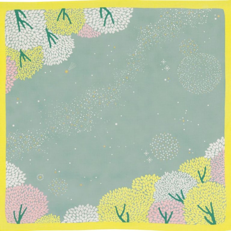 Furoshiki Hime Musubi Notte di Sakura in cotone organico, decorato con alberi di ciliegio in fiore (sakura) e un cielo stellato blu. Il tessuto, disteso su uno sfondo neutro, mostra la texture naturale del cotone organico, tipica del processo artigianale giapponese.