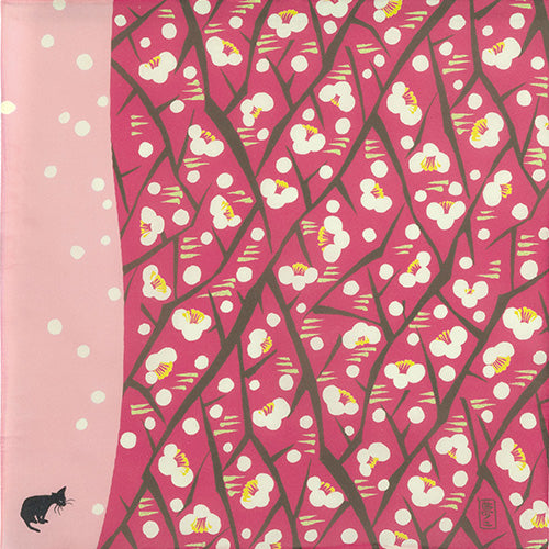 Furoshiki Yumeji Takehisa con camelie rosa e gatto stilizzato su sfondo rosa, disteso su una superficie neutra. Il tessuto in cotone mostra un design dinamico e colorato, tipico dello stile Taisho Romanticismo.