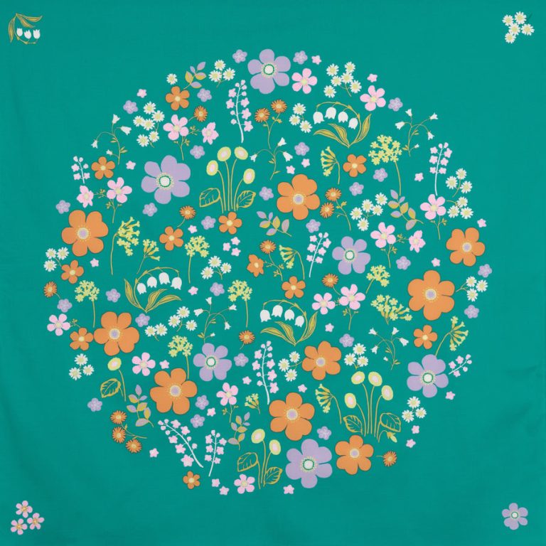 Furoshiki Hime Musubi Giardino Fiorito in cotone organico verde pavone, decorato con un motivo floreale stilizzato. Il tessuto, disteso su uno sfondo neutro, mostra i piccoli puntini neri naturali del cotone non sbiancato, tipici del processo artigianale giapponese.