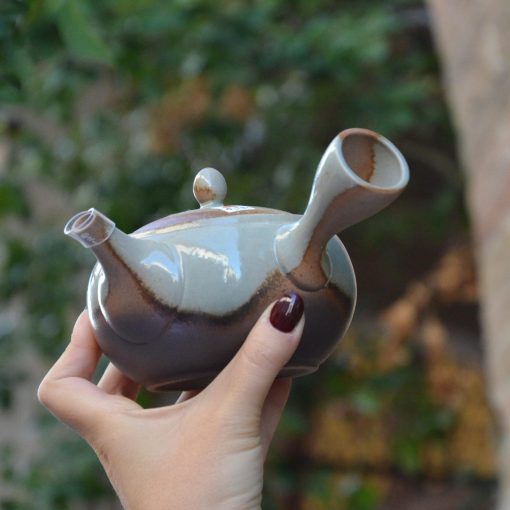 Teapots, cups, and tea ceremony