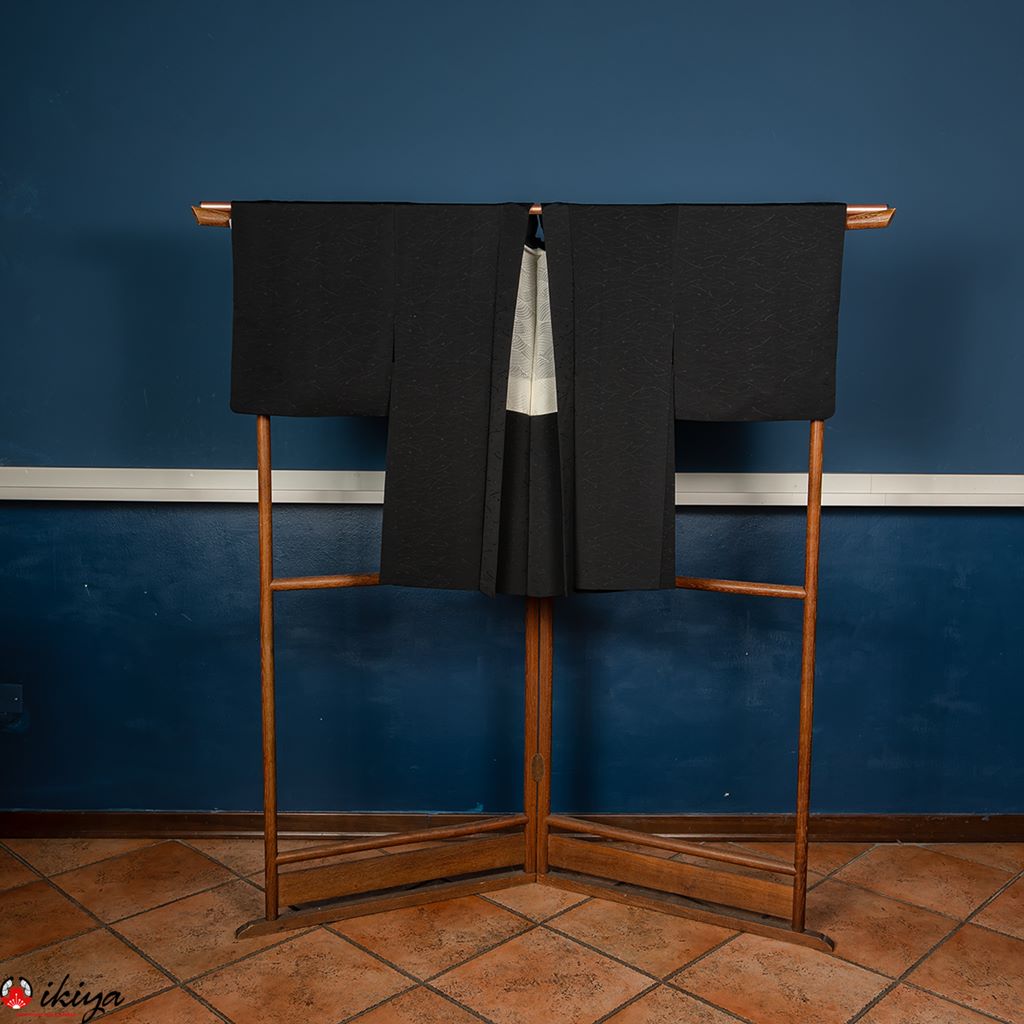 Haori da donna formale in seta "rinzu" nera con "kirimon" - immagine 2