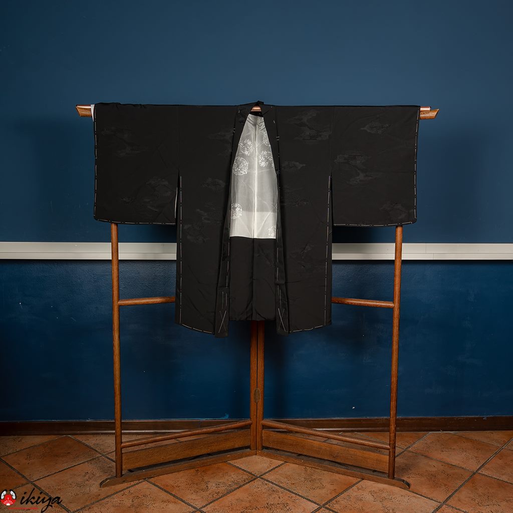 Haori da donna formale in seta "rinzu" nera con "takemon"