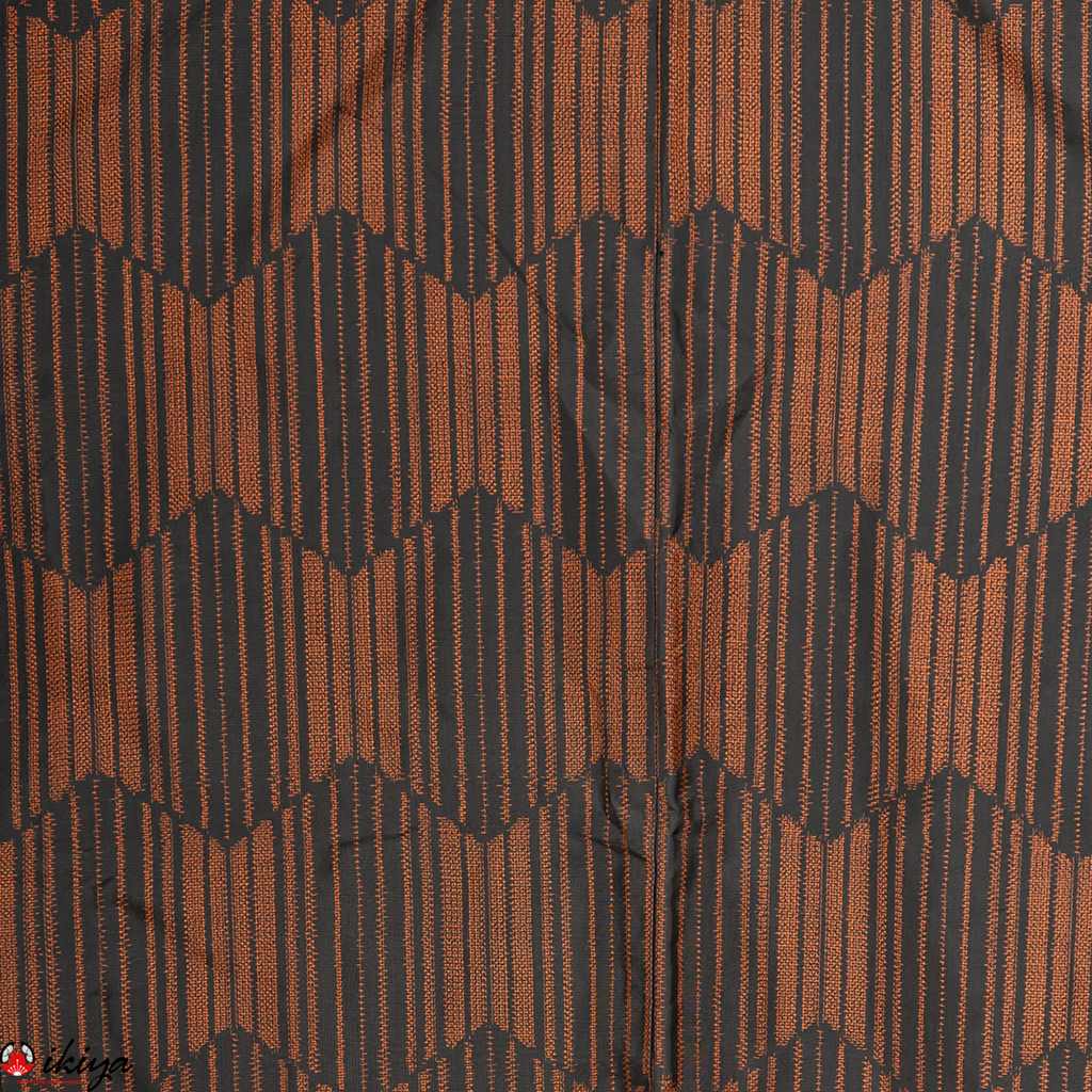 Haori da donna in seta Oshima-tsumugi arancio/nero con motivo geometrico - immagine 2