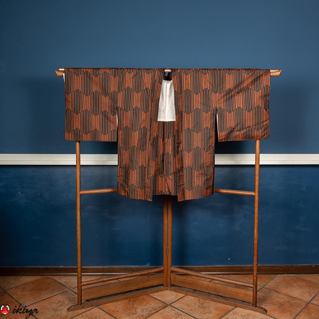 Haori da donna in seta Oshima-tsumugi arancio/nero con motivo geometrico