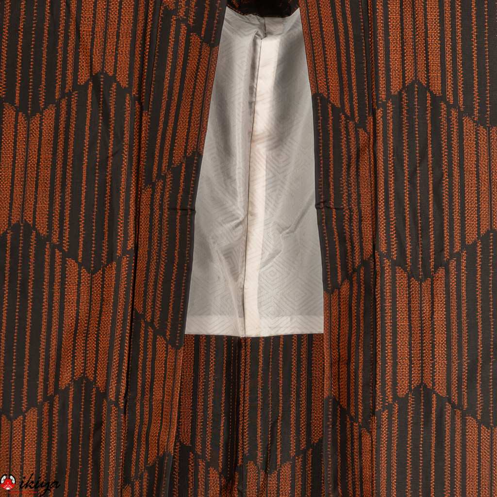 Haori da donna in seta Oshima-tsumugi arancio/nero con motivo geometrico - immagine 3