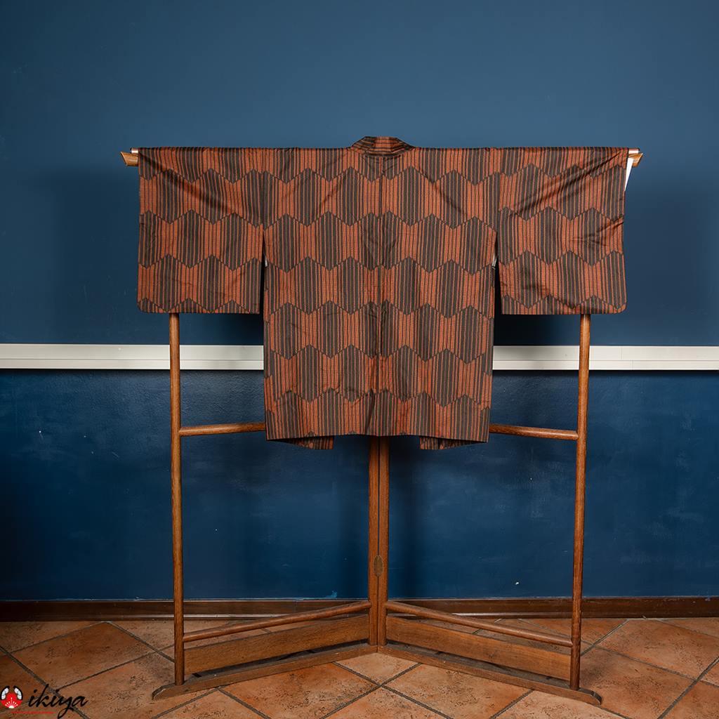 Haori da donna in seta Oshima-tsumugi arancio/nero con motivo geometrico - immagine 4