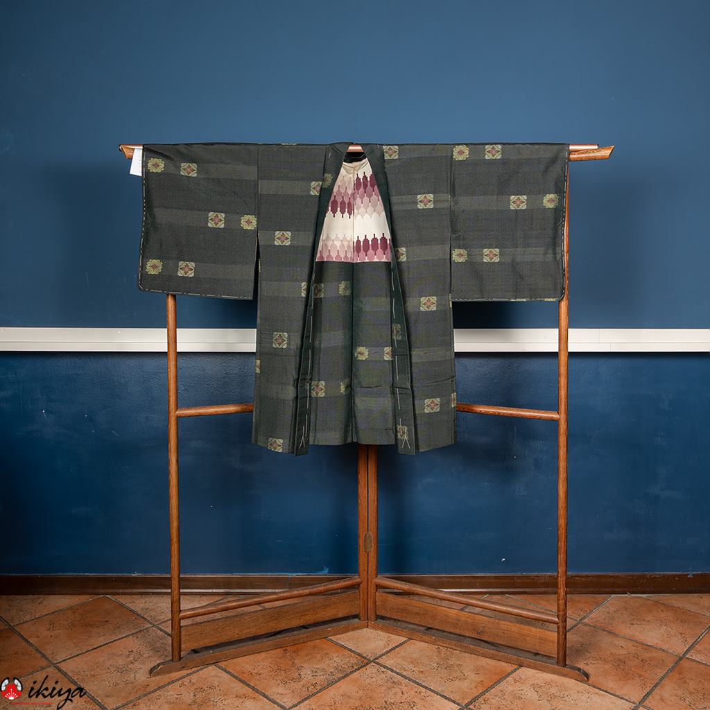 Haori da donna in seta Tsumugi nero/blu con motivo floreale