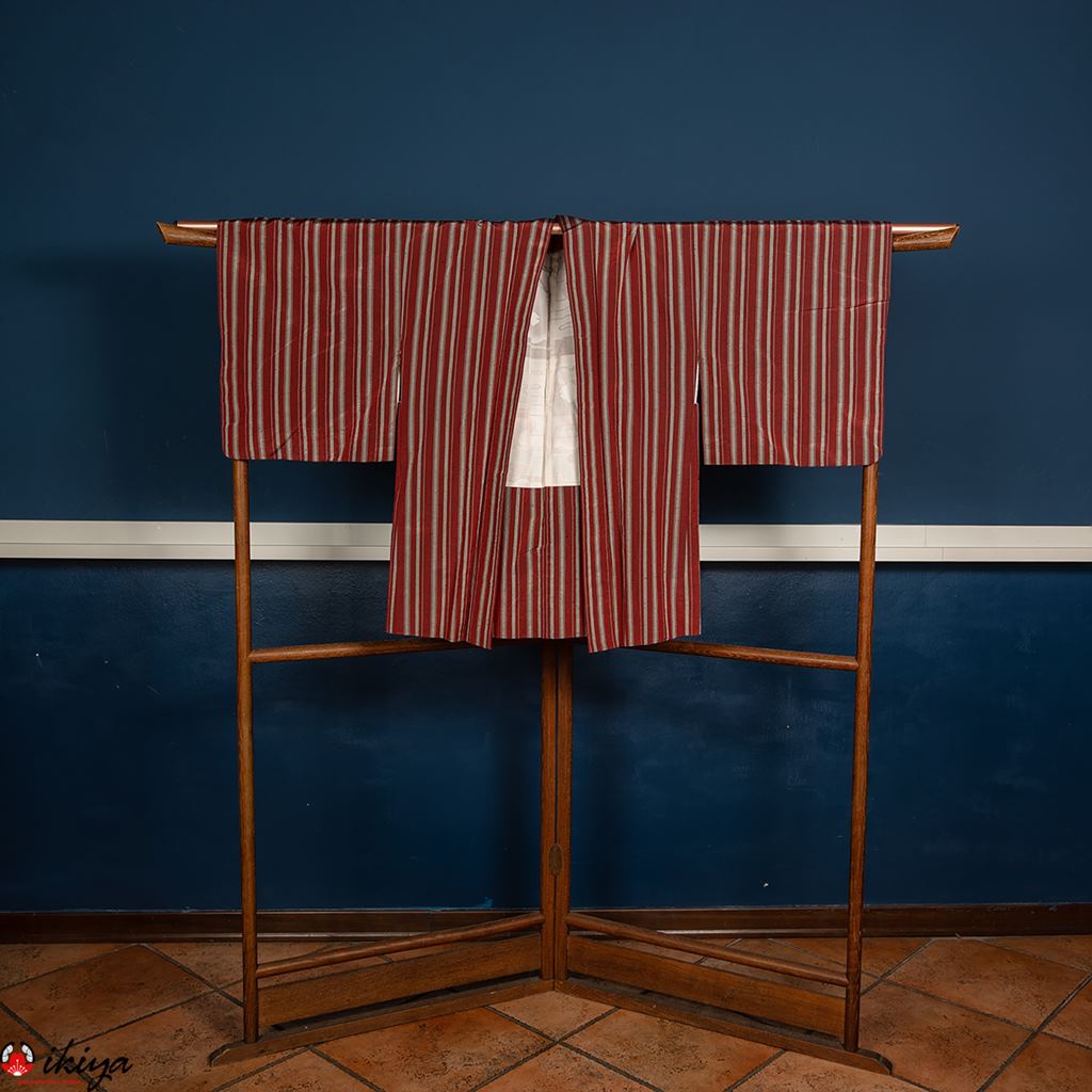 Haori da donna in seta Oshima-tsumugi rosso e grigio a righe
