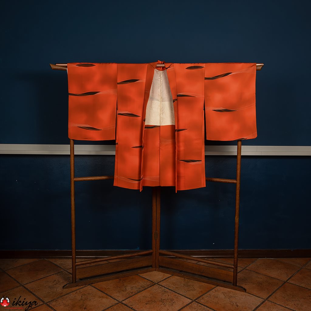 Haori da donna in seta arancione con dettagli bianchi e neri
