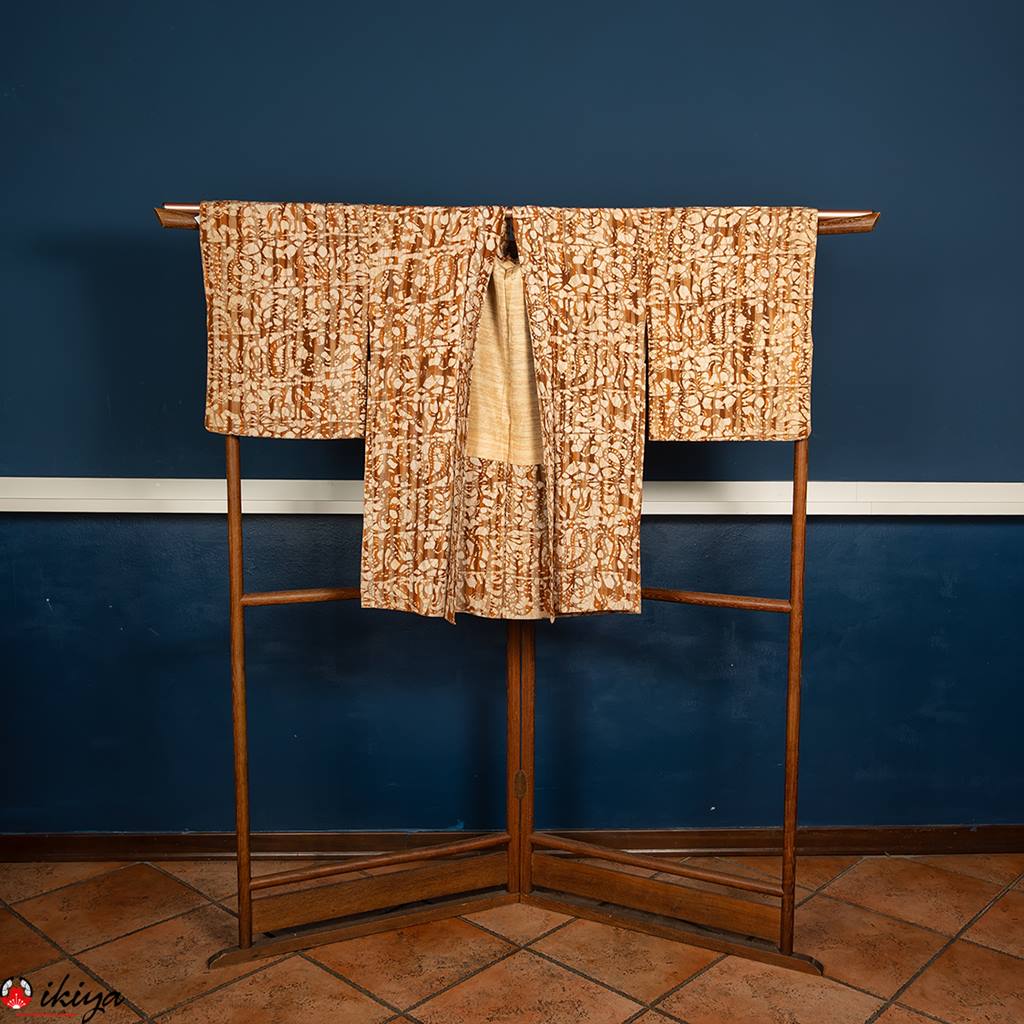 Haori da donna in seta "chirimen" arancio/marrone con fantasia astratta