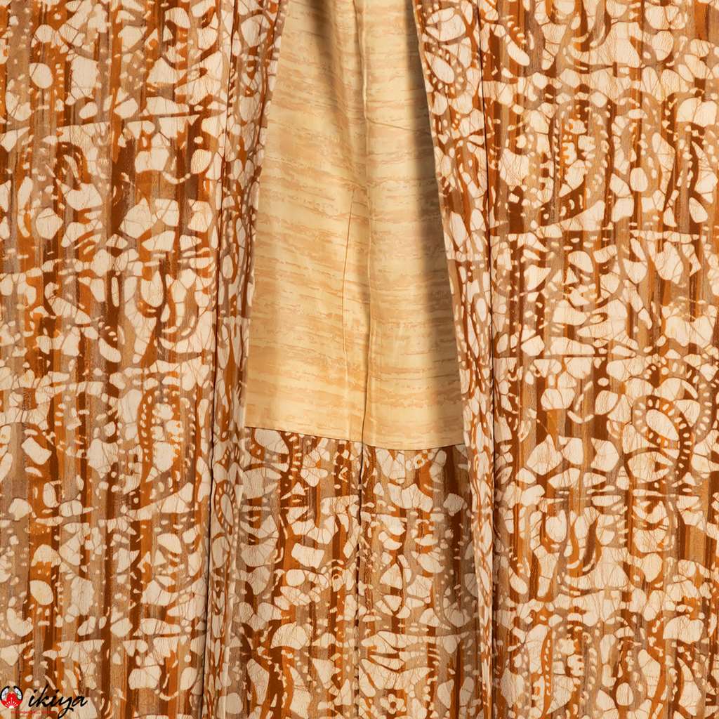 Haori da donna in seta "chirimen" arancio/marrone con fantasia astratta - immagine 3