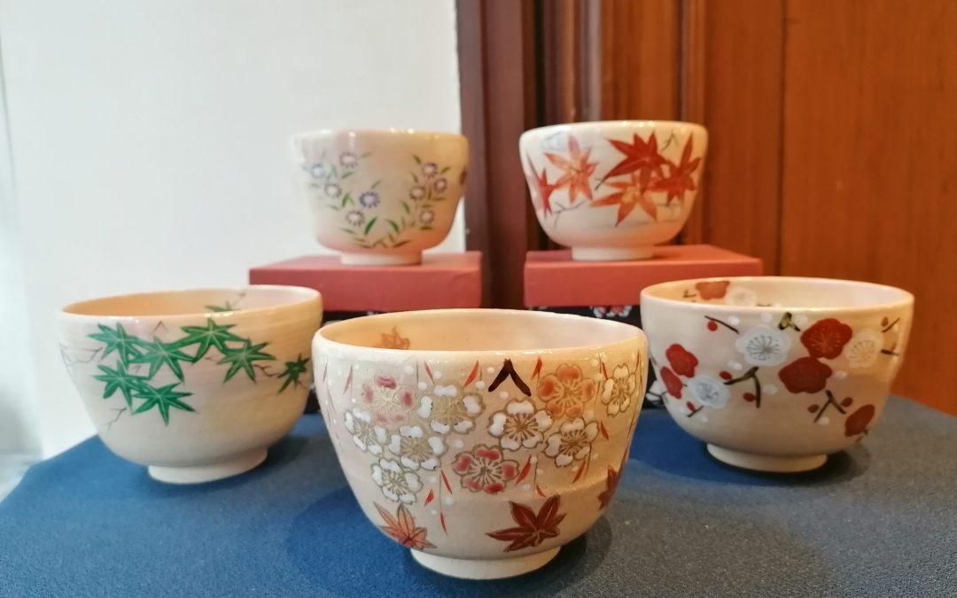 NOVITA’: tazze, teiere e chawan artigianali in ceramica “Kyoyaki” da Kyoto! – Ottobre 2024