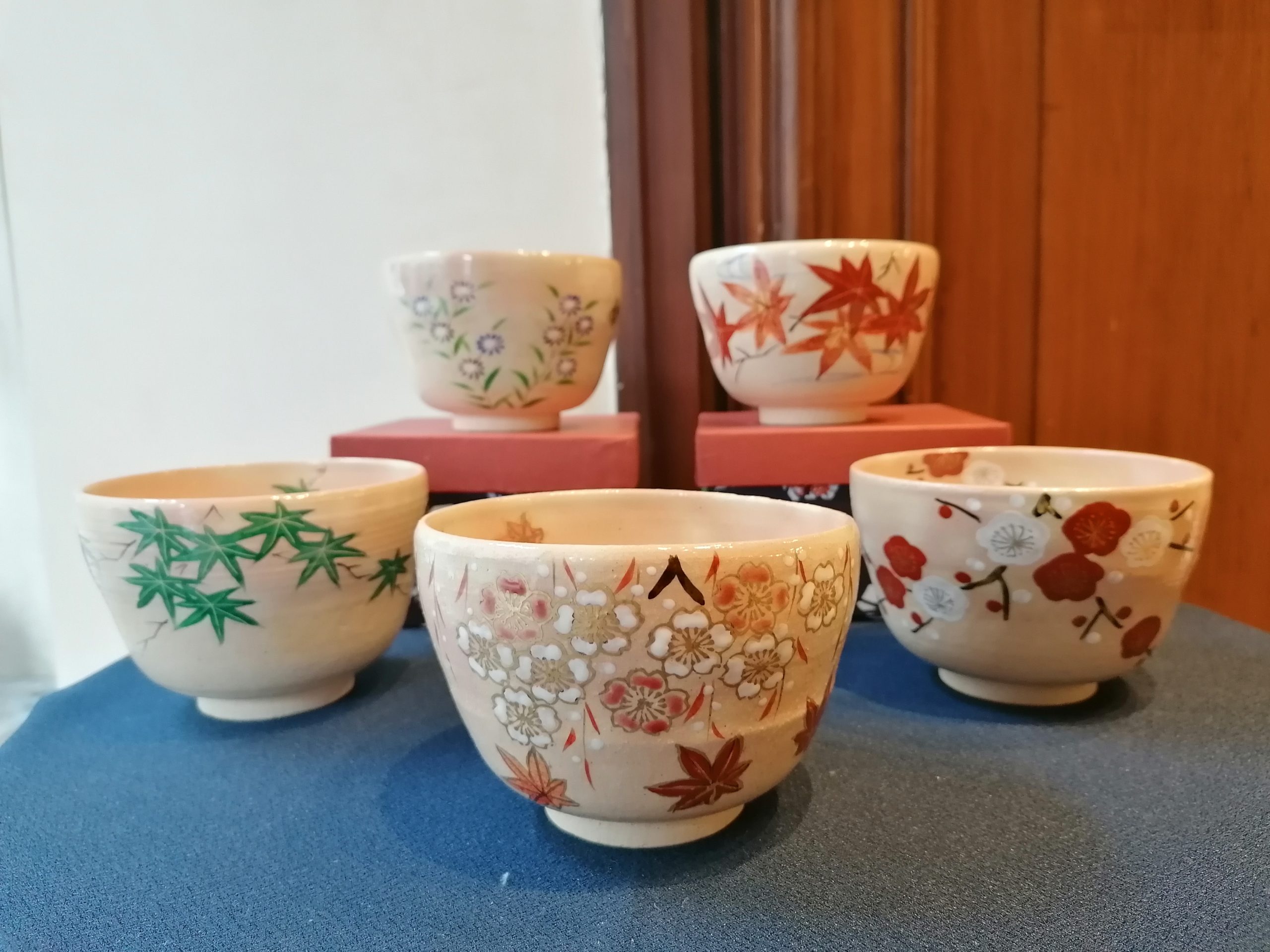 NOVITA’: tazze, teiere e chawan artigianali in ceramica “Kyoyaki” da Kyoto! – Ottobre 2024