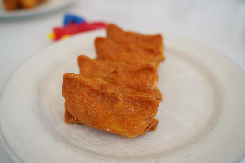 Inari sushi, fagottini di tofu fritto ripieni di riso e verdure