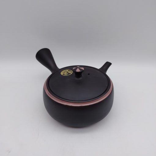 Kyusu in ceramica nera da 240ml con dettagli rosa, con coperchio e manico caratteristici.