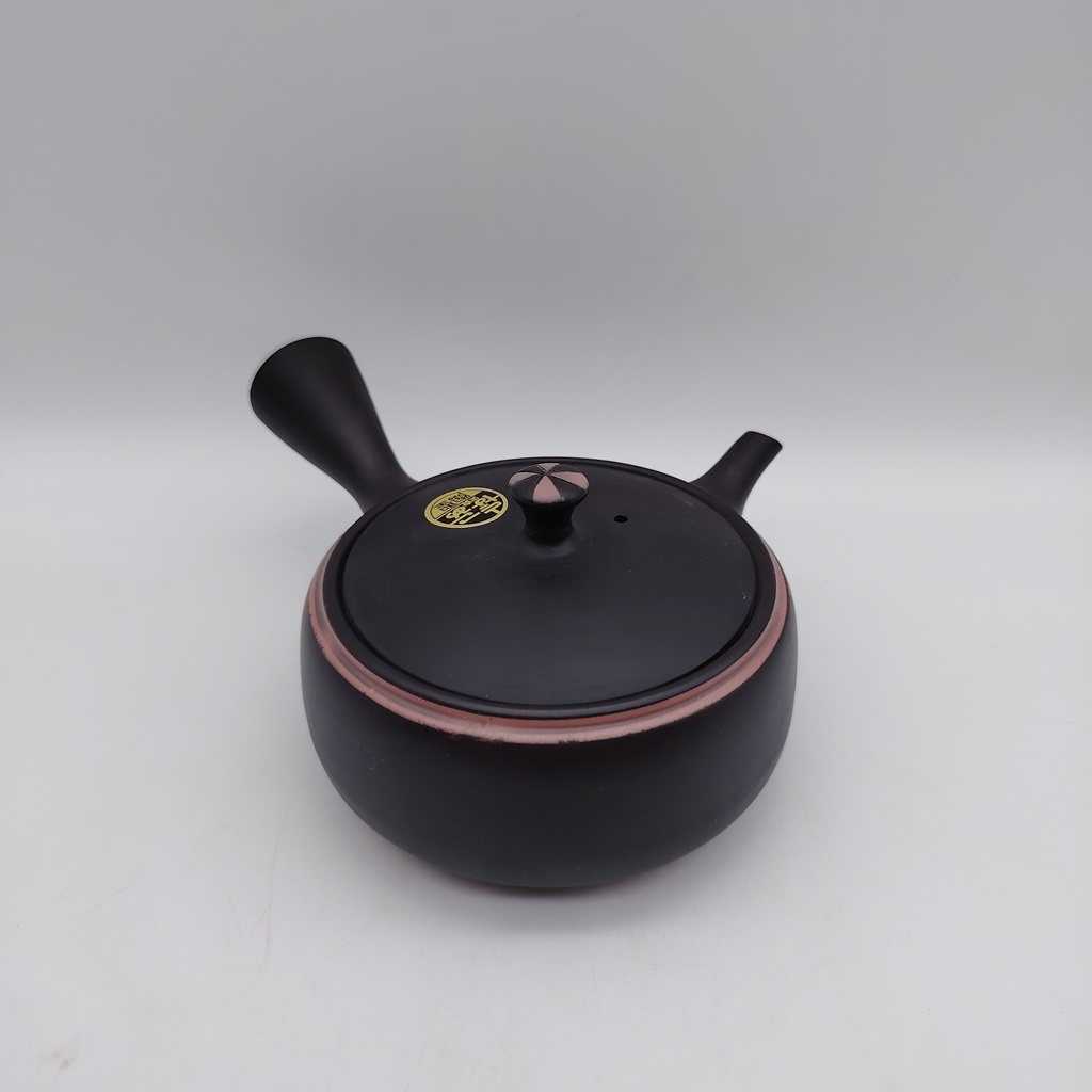 Kyusu in ceramica nera da 240ml con dettagli rosa, con coperchio e manico caratteristici.