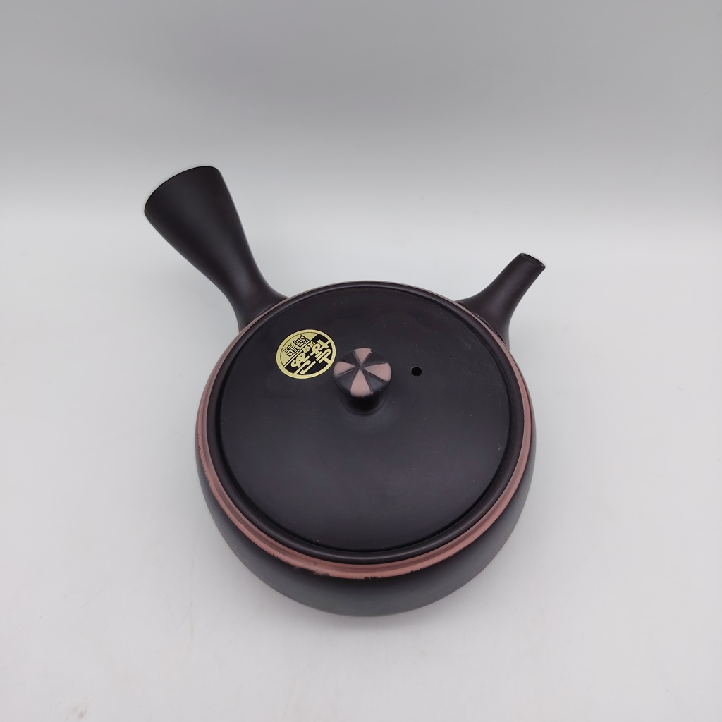 Kyusu in ceramica nera da 240ml con dettagli rosa, visto dall'alto, con coperchio e manico distintivi.