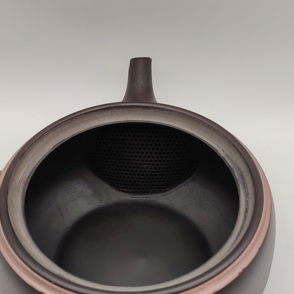 Kyusu in ceramica nera con dettagli rosa da 240 ml, vista dall'interno con il filtro aperto