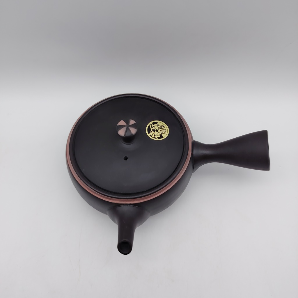 Kyusu in ceramica nera da 240ml con coperchio e manico, dettagli rosa e decorazione dorata sul coperchio.