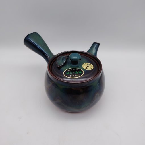 Kyusu in ceramica verde con dettagli iridescenti e un'elegante fogliolina sul coperchio, prodotto in Giappone.