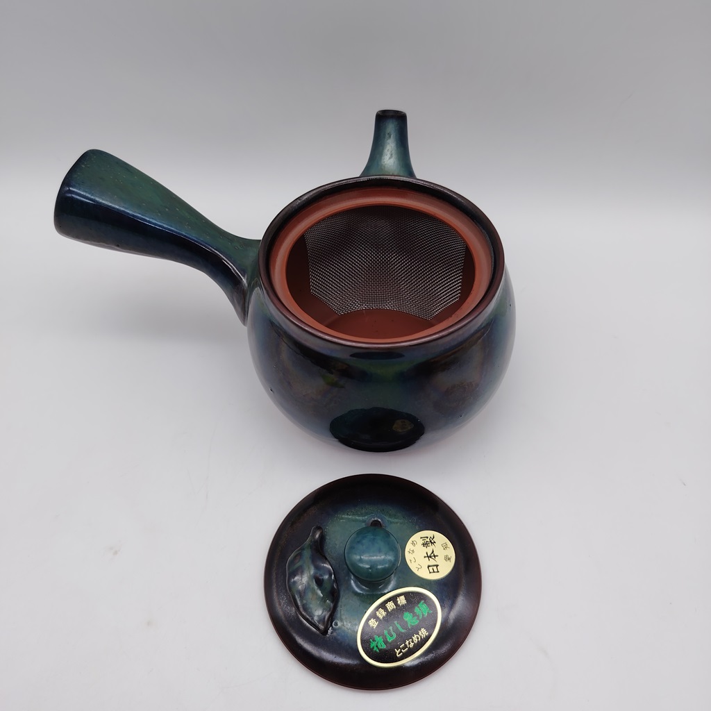 Kyusu in ceramica verde con coperchio decorato a foglia, 380ml, con filtro interno in metallo. Etichetta giapponese sul coperchio.