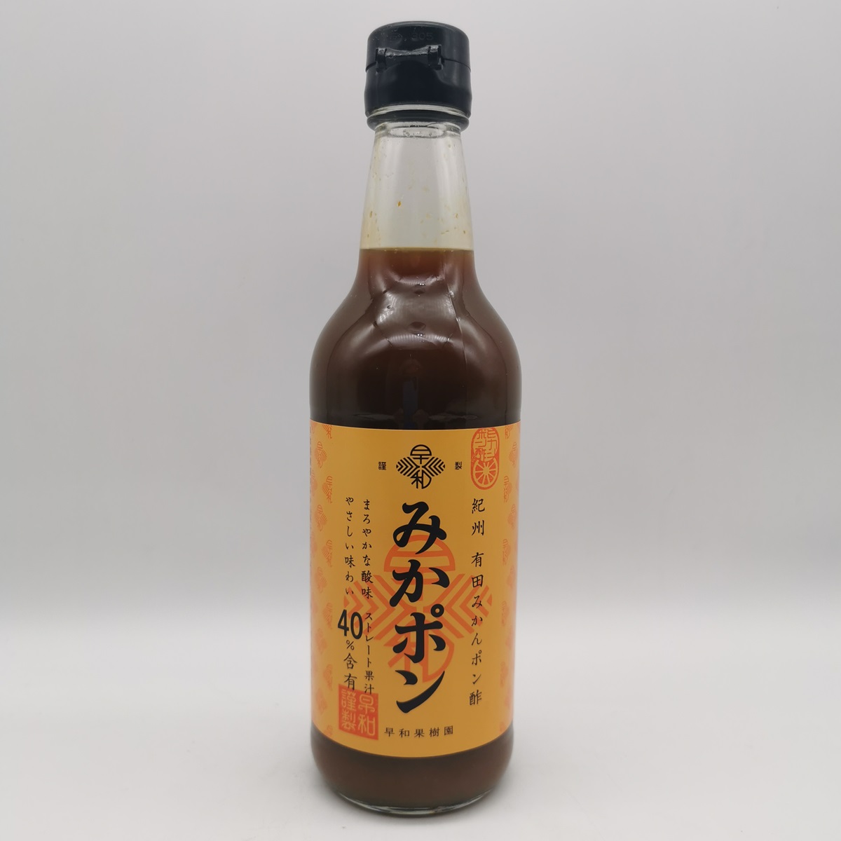 Una bottiglia di ponzu al mikan (mandarino giapponese) da 360 ml, con etichetta gialla che riporta scritte in giapponese e la percentuale "40%" in rosso.