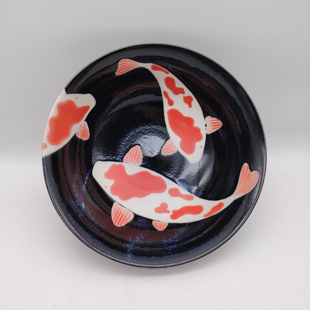 Set di due ciotole da ramen con carpe koi, entrambe con pesci stilizzati in bianco e rosso su sfondo nero brillante.