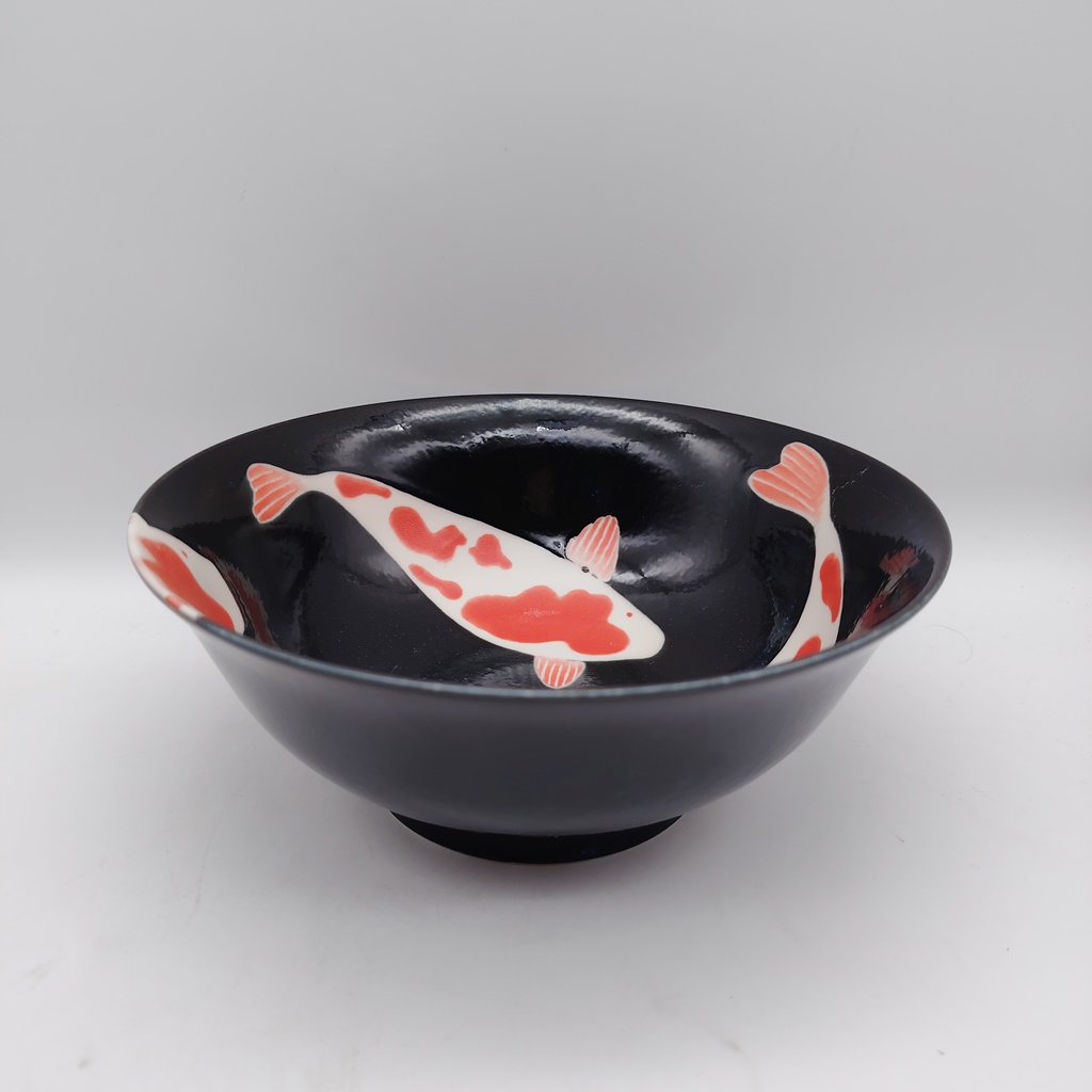 Ciotola nera lucida con decorazioni di carpe koi rosse e bianche, parte di un set di due ciotole da ramen.