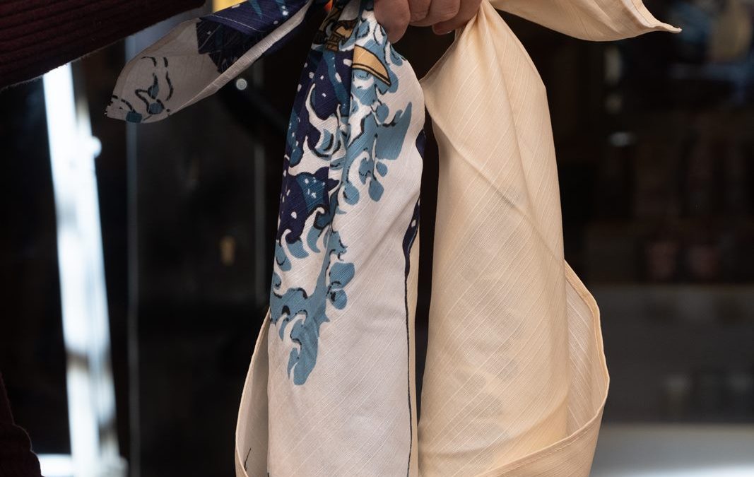 Imparare l’arte del furoshiki – Laboratorio base da Ikiya | Sabato 20 settembre 2025 alle 10.30