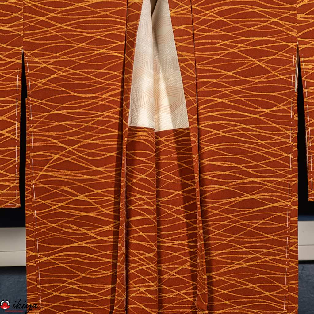 Haori da donna in seta chirimen marrone con onde gialle - immagine 2