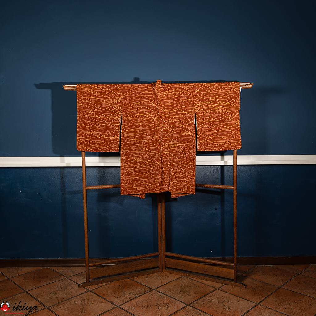 Haori da donna in seta chirimen marrone con onde gialle - immagine 3