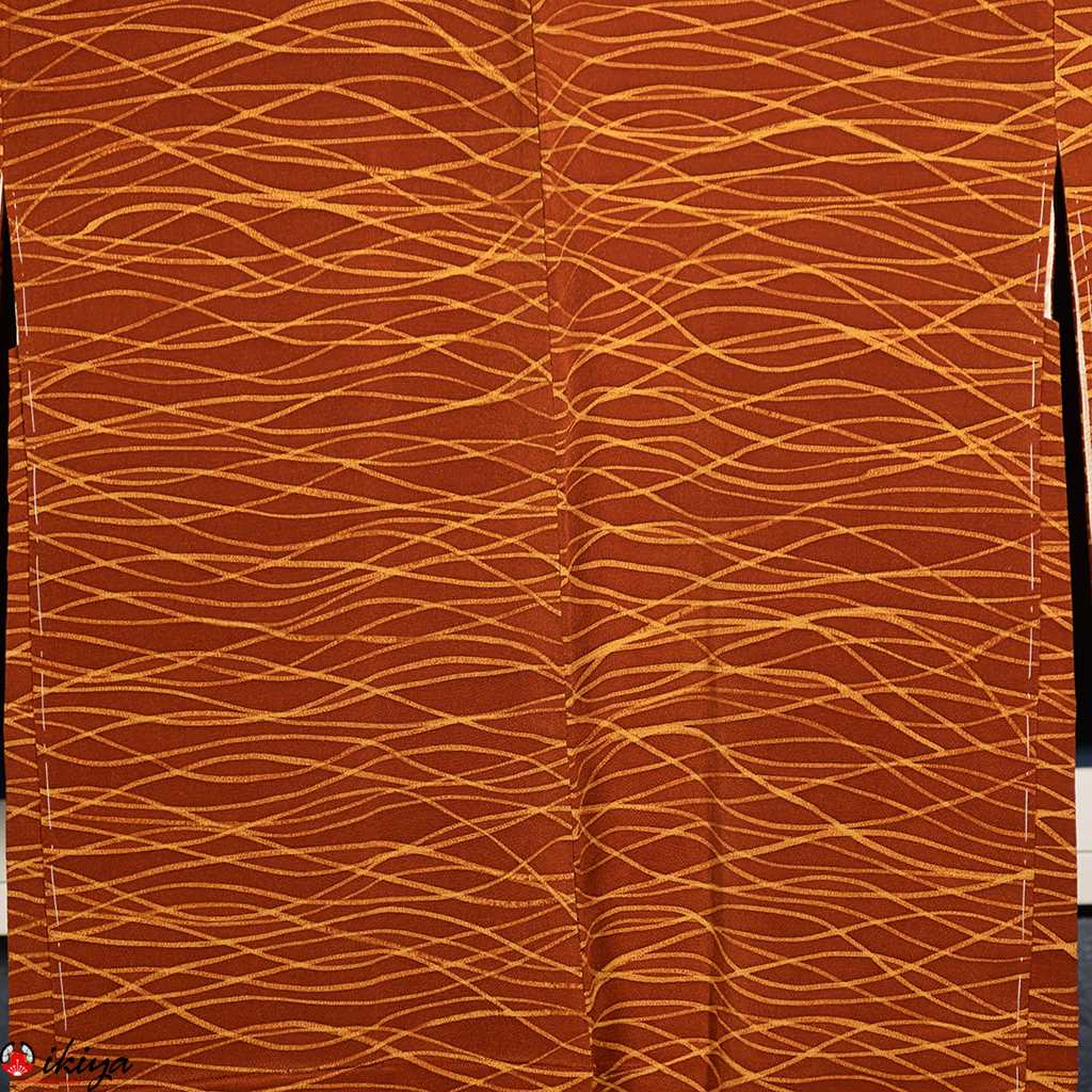 Haori da donna in seta chirimen marrone con onde gialle - immagine 4
