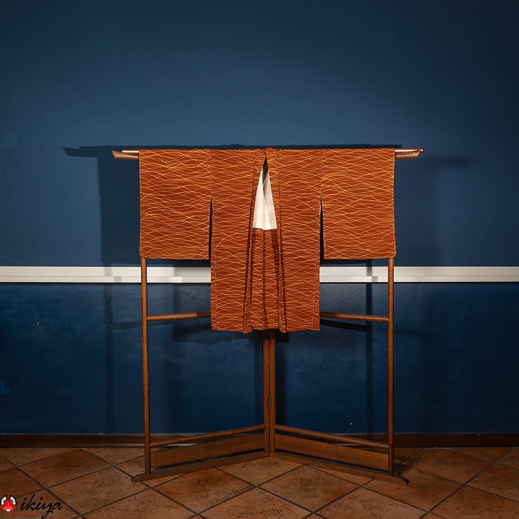 Haori da donna in seta chirimen marrone con onde gialle