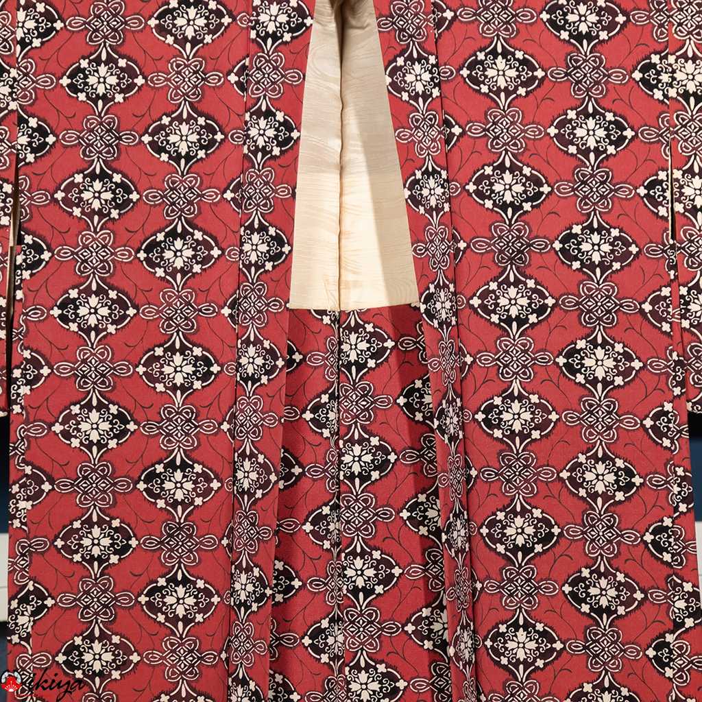 Haori da donna in seta chirimen rossa con arabeschi - immagine 3