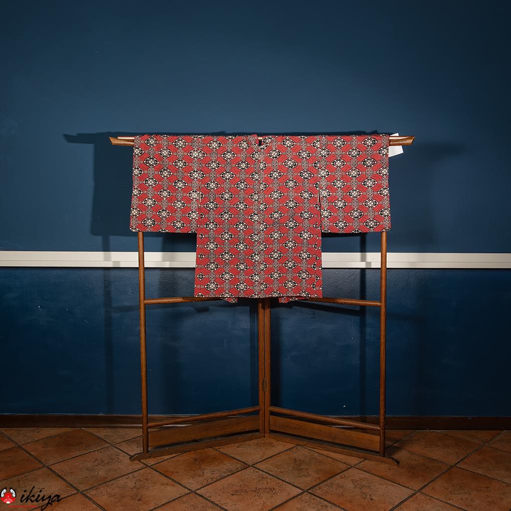 Haori da donna in seta chirimen rossa con arabeschi - immagine 2