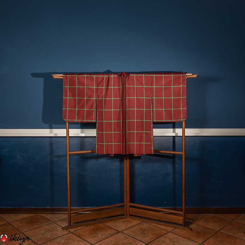 Haori da donna in seta rosso bordeaux con motivo a quadri - immagine 2
