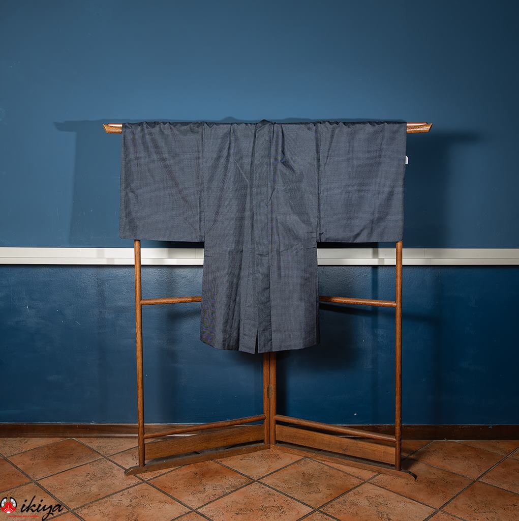 Haori vintage da uomo in seta blu con paesaggio di montagna e fiume - immagine 5