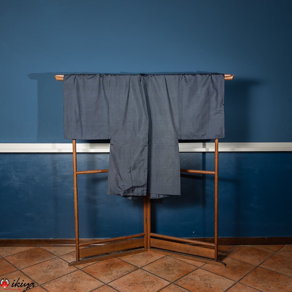 Haori vintage da uomo in seta blu con paesaggio di montagna e fiume - immagine 3