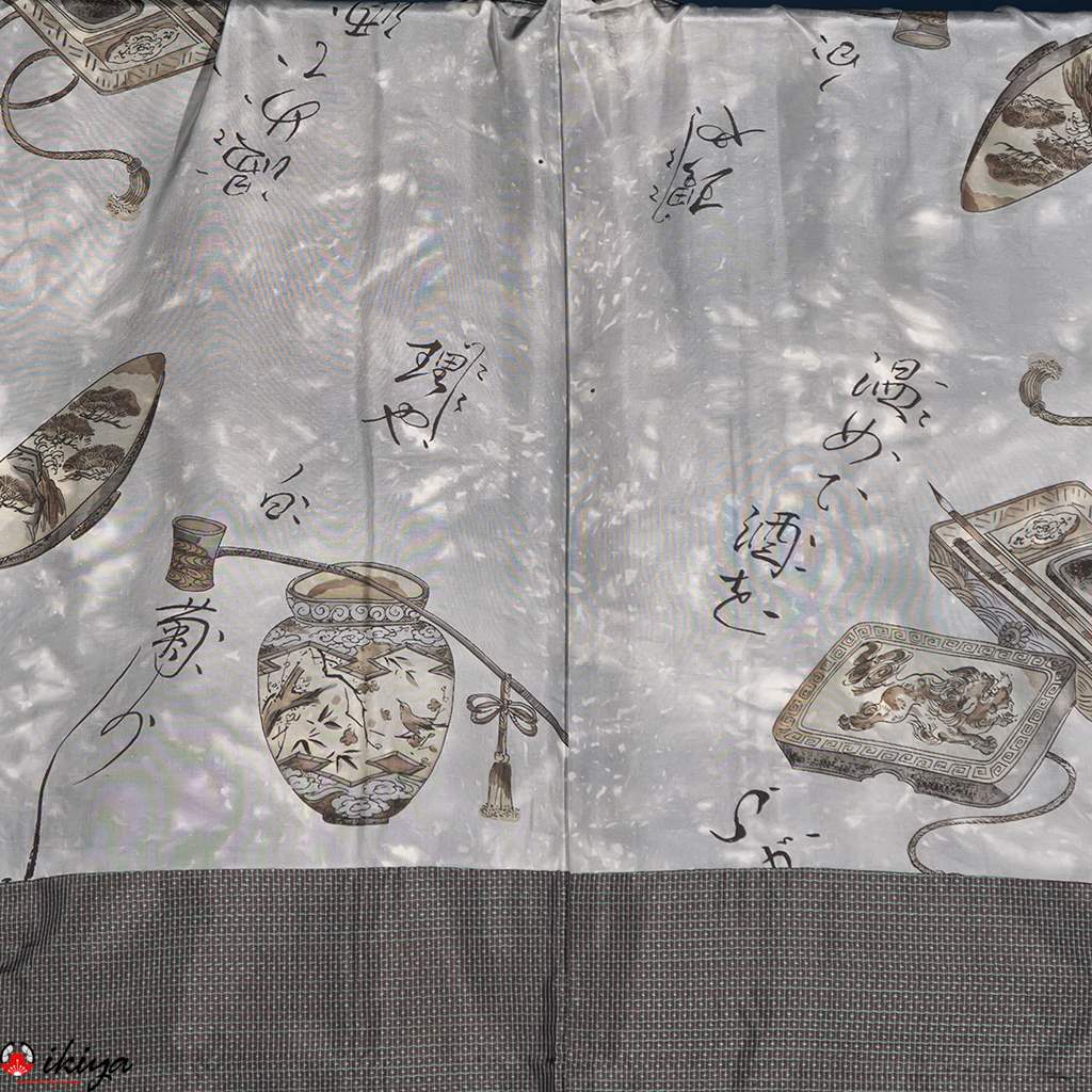 Haori vintage uomo in seta grigia con motivi tradizionali giapponesi e calligrafia.