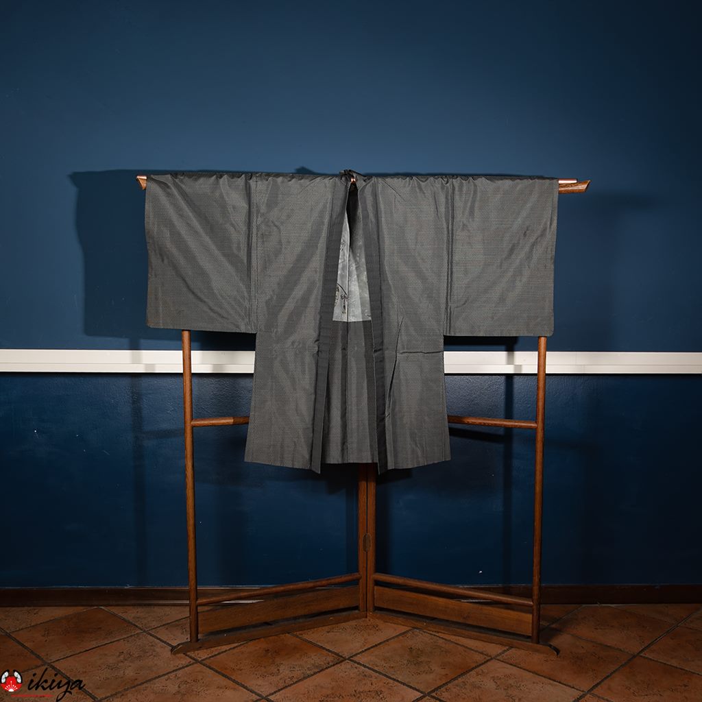 Haori vintage uomo in seta grigia su supporto in legno